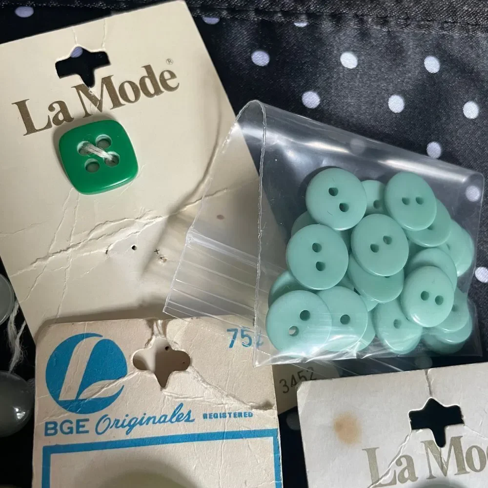 Vintage Lot sewing Clothing flat shank buttons various material‎ & sizes green